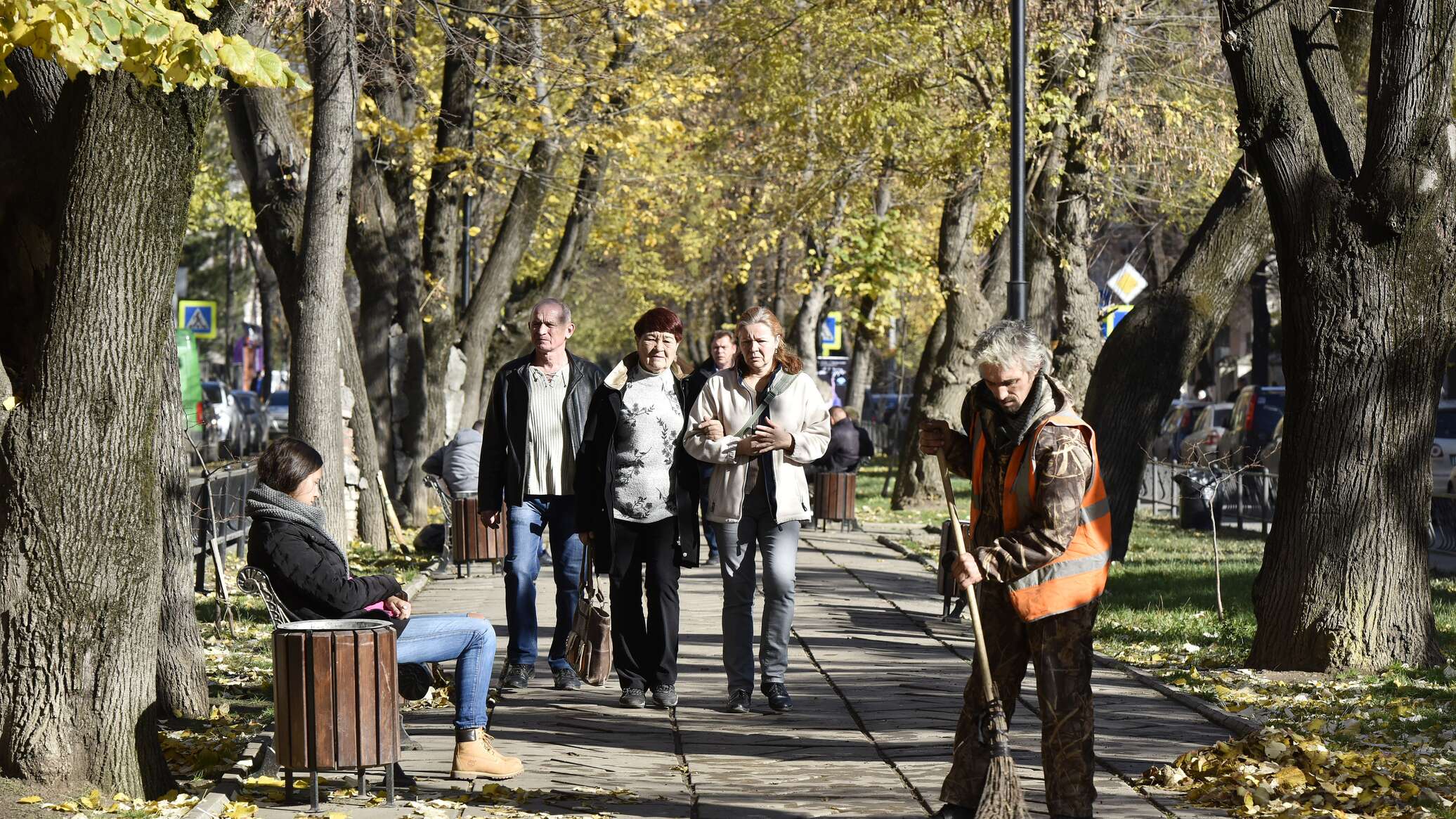 Погода в симферополе крыма на 10 дней. Синоптик Симферополь. Осень в Симферополе фото. Симферополь дворники. МБУ город Симферополь.