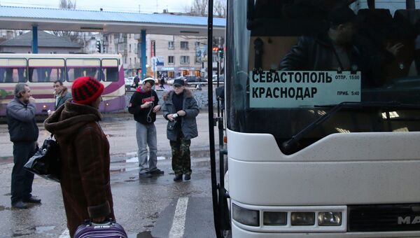 Пассажиры у автобуса на центральном автовокзале в Симферополе