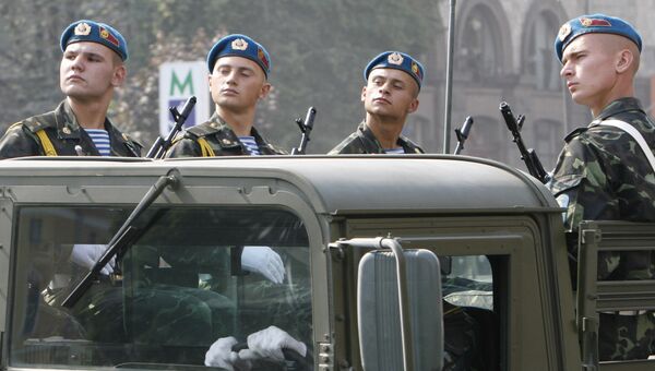 Украинские десантники во время парада в Киеве. Архивное фото