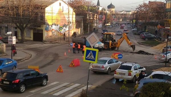 Ремонтные работы газовщиков на улице Караимской в центре Симферополя