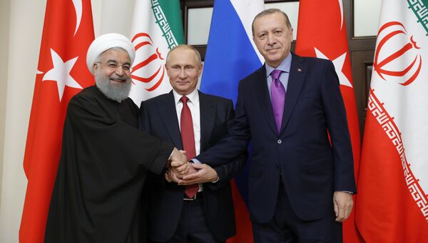 Президент РФ Владимир Путин, президент Ирана Хасан Рухани (слева) и президент Турции Реджеп Тайип Эрдоган (справа) во время встречи в Сочи. 22 ноября 2017