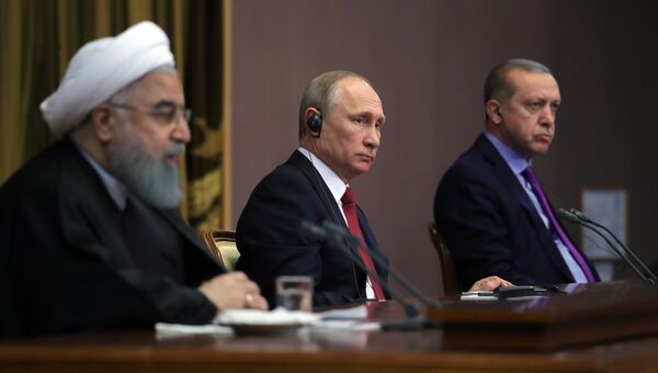 Президент РФ Владимир Путин, президент Ирана Хасан Рухани (слева) и президент Турции Реджеп Тайип Эрдоган (справа) во время совместного заявления для прессы по итогам встречи. 22 ноября 2017