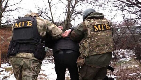 Сотрудники Министерства госбезопасности самопровозглашенной Донецкой народной республики проводят задержание