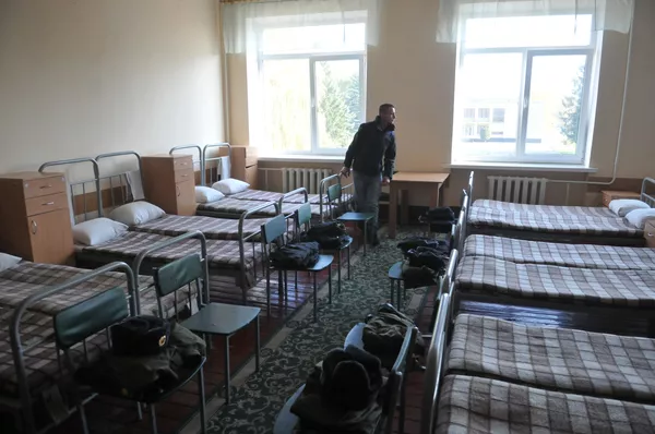 Призывник осматривает помещение казармы в День открытых дверей в одной из воинских частей Львова Призывник осматривает помещение казармы в День открытых дверей в одной из воинских частей Львова