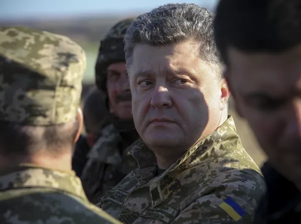 Президент Украины Петр Порошенко во время осмотра фортификационных сооружений в районе города Курахово Президент Украины Петр Порошенко во время осмотра фортификационных сооружений в районе города Курахово