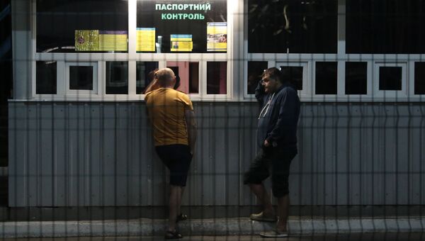 Граждане Украины на международном пункте пропуска через границу. Архивное фото