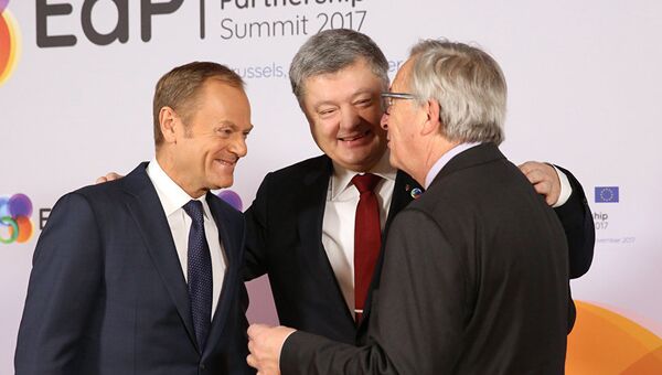 Председатель Европейского совета Дональд Туск, президент Украины Петр Порошенко и председатель Еврокомиссии Жан-Клод Юнкер во время саммита Восточного партнерства в Брюсселе. 24 ноября 2017