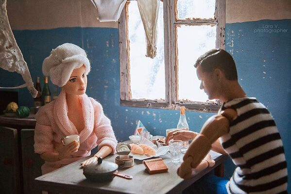 Фотограф из Екатеринбурга Лара Вычужанина (@adele.quel) поместила знаменитых кукол в интерьер советской квартиры