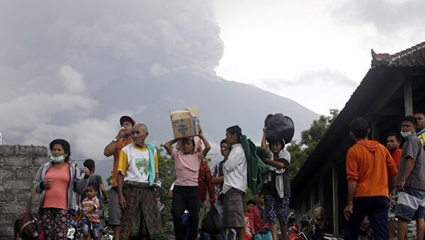 Эвакуация людей во время извержения вулкана Агунг в Индонезии. 26 ноября 2017