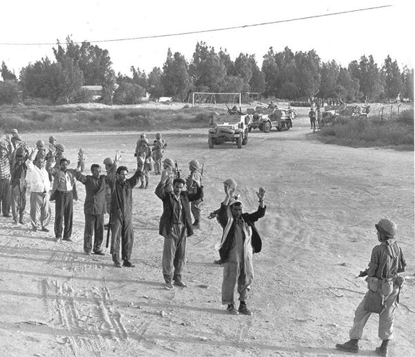 Египетские военные в плену у израильских войск. Шестидневная война. 1967 Египетские военные в плену у израильских войск. Шестидневная война. 1967