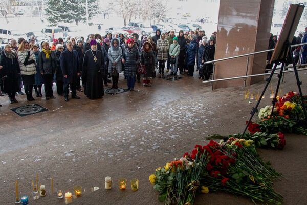 Люди несут цветы в память о Дмитрии Хворостовском Люди несут цветы в память о Дмитрии Хворостовском