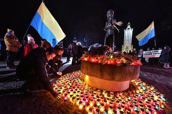 Участники всеукраинской акции Зажги свечу ставят символические лампады к мемориалу памяти жертв голодомора 1932-1933 годов в Киеве Участники всеукраинской акции Зажги свечу ставят символические лампады к мемориалу памяти жертв голодомора 1932-1933 годов в Киеве