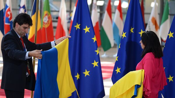 Флаги ЕС и Украины в Брюсселе