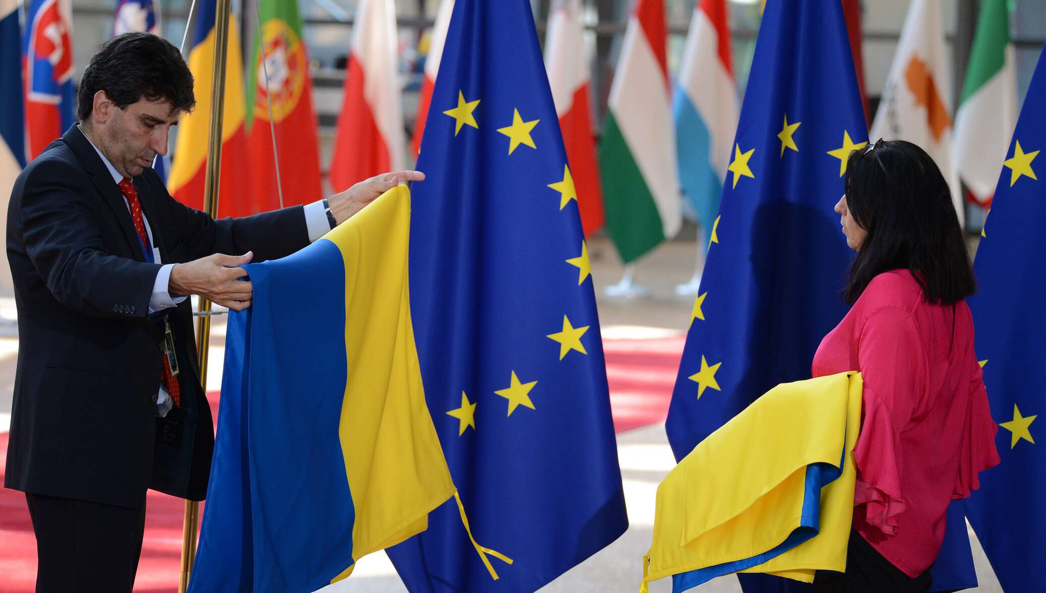 Политика украинских властей. Украина и Европейский Союз. Флаг Украины и ЕС. ЕС РФ Украина флаг. Флаг Украины и Евросоюза.