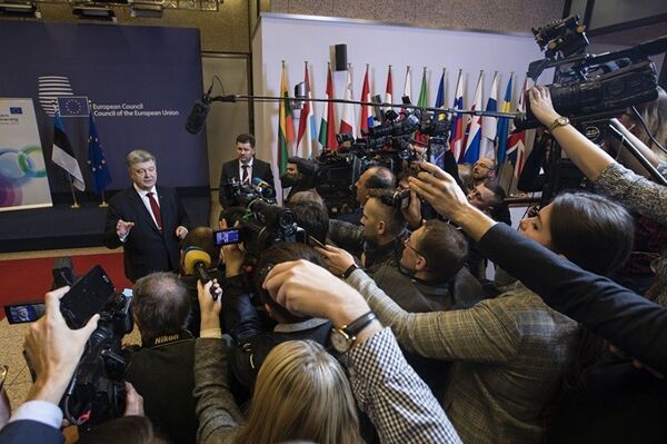 Президент Украины Петр Порошенко во время пресс-конференции на саммите Восточного партнерства в Брюсселе Президент Украины Петр Порошенко во время пресс-конференции на саммите Восточного партнерства в Брюсселе