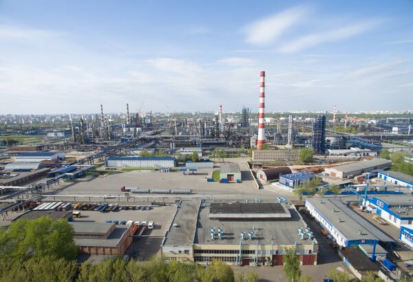 Московский нефтеперерабатывающий завод в районе Капотня Московский нефтеперерабатывающий завод в районе Капотня