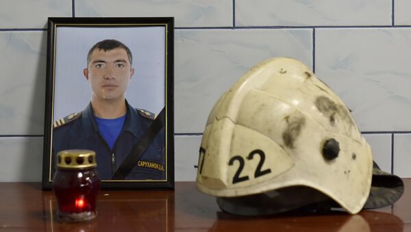 Созданный сослуживцами Давида Саруханова мемориал, установленный на территории отдельного поста 22-й пожарно-спасательной части 5-го отряда Федеральной противопожарной службы по РК