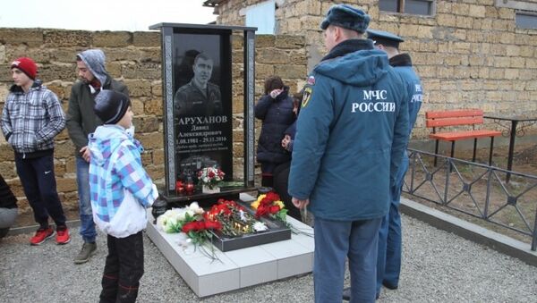 Открытие в Евпатории мемориальной доски в память о погибшем в ноябре 2016 года при исполнении обязанностей пожарном Давиде Саруханове