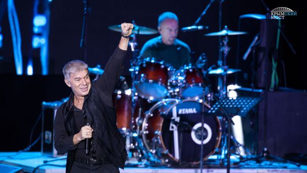 Российский певец Олег Газманов дал концерт для строителей Крымского моста