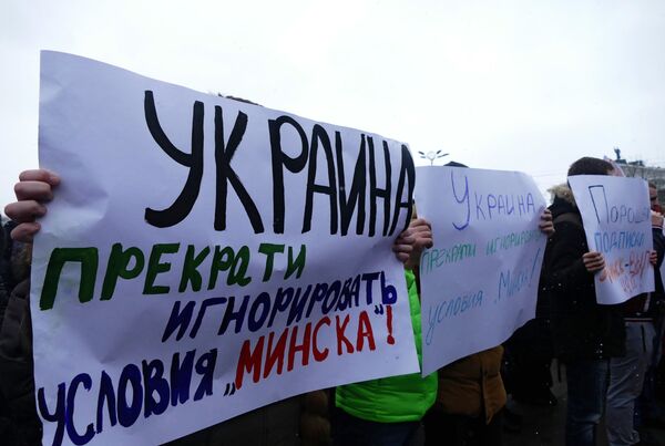 Жители Донецка на митинге-обращеннии к мировым лидерам Жители Донецка на митинге-обращеннии к мировым лидерам
