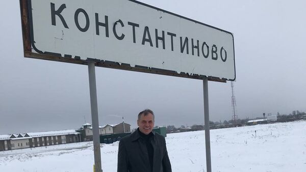 Председатель Госсовета РК Владимир Константинов рядом с указателем села Константиново в Рязанской области