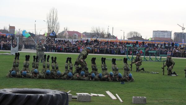 Показательное выступление бойцов во время оржественного открытия в Крыму 171 отдельного десантно-штурмового батальона 7-й гвардейской десантно-штурмовой дивизии (горной)