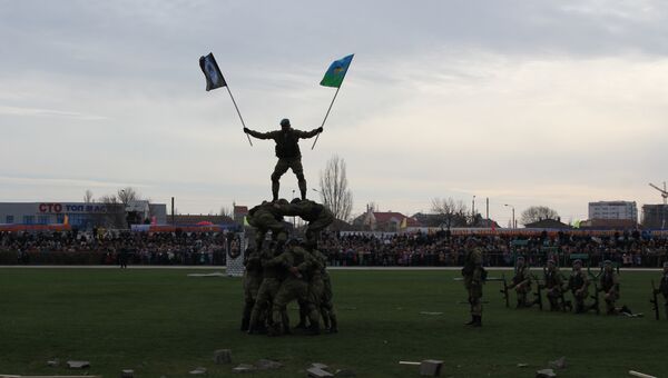 Показательное выступление бойцов во время оржественного открытия в Крыму 171 отдельного десантно-штурмового батальона 7-й гвардейской десантно-штурмовой дивизии (горной)