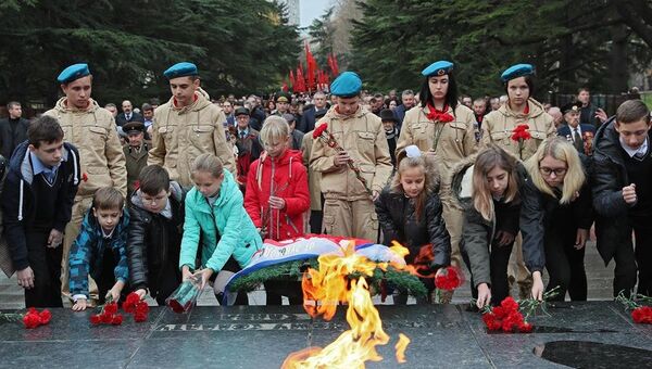Дети возложили цветы к Мемориалу Могила Неизвестного солдата в парке имени Гагарина в Симферополе