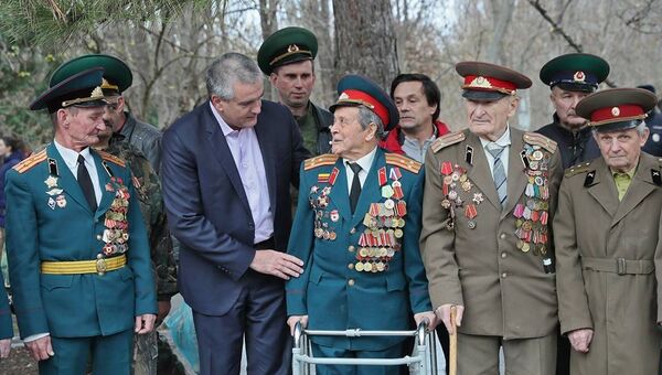 Глава Крыма Сергей Аксенов общается с ветеранами Великой Отечественной войны