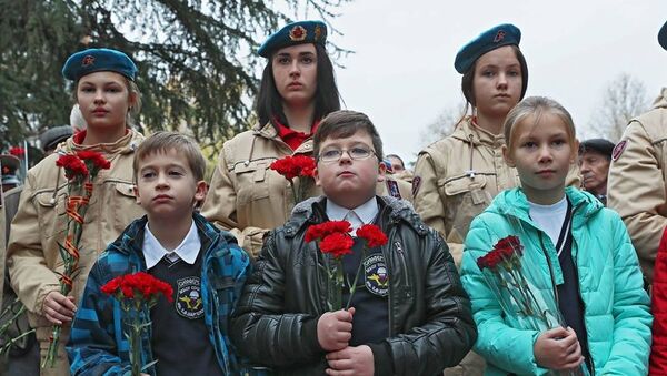 Дети возле Мемориала Могила Неизвестного солдата в парке имени Гагарина в Симферополе