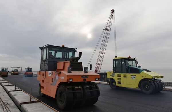 Укладка асфальта на мосту через Керченский пролив Укладка асфальта на мосту через Керченский пролив