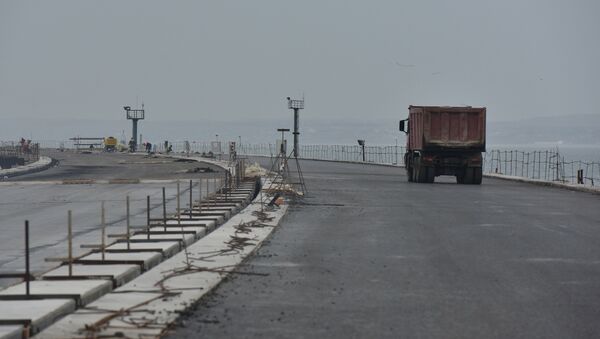 Укладка асфальта на мосту через Керченский пролив