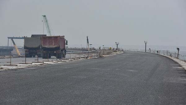 Укладка асфальта на мосту через Керченский пролив