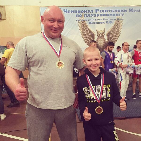 Иван Афанасьев - кандидат в мастера спорта по народному жиму Крымской ассоциации силовых видов спорта, чемпион Крыма со своим отцом Олегом Иван Афанасьев - кандидат в мастера спорта по народному жиму Крымской ассоциации силовых видов спорта, чемпион Крыма со своим отцом Олегом