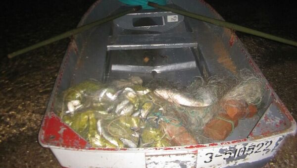 Лодка, в которой браконьер занимался незаконным выловом рыбы