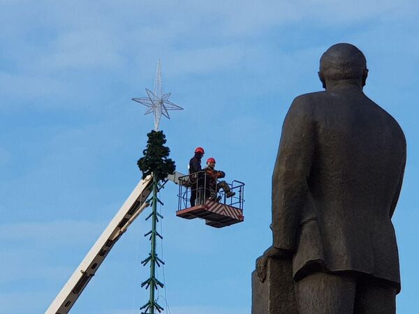 Установка главной елки Симферополя на площади имени Ленина Установка главной елки Симферополя на площади имени Ленина