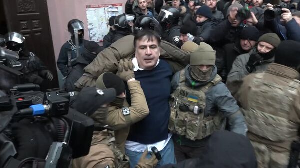 Саакашвили на крыше и стычка у автобуса: как политика отбили у силовиков Саакашвили на крыше и стычка у автобуса: как политика отбили у силовиков