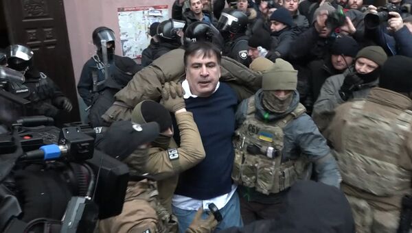 Саакашвили на крыше и стычка у автобуса: как политика отбили у силовиков