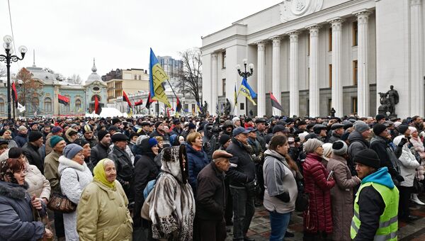 Участники митинга у здания Верховной рады Украины в Киеве