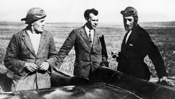 Сергей Королев (слева), авиаконструктор Сергей Люшин (в центре) и летчик Константин Арцеулов возле планера Коктебель. Крым, 1929 год