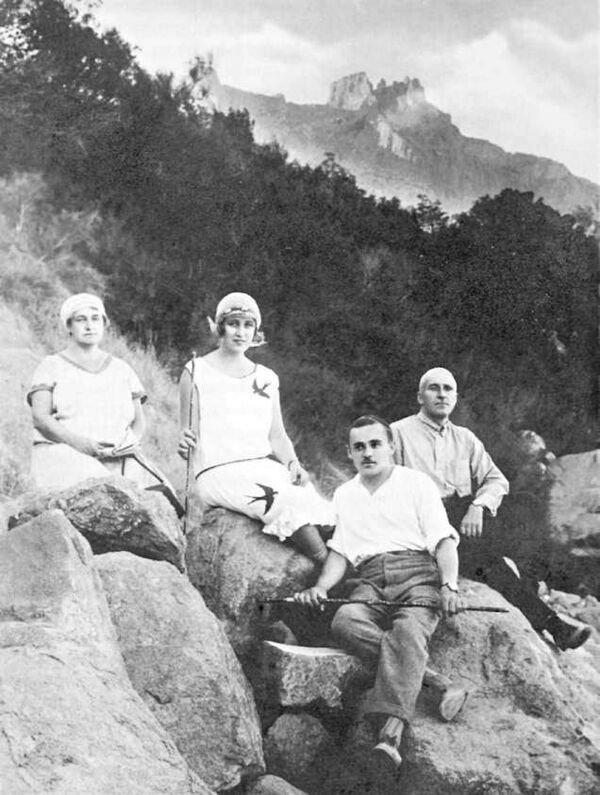 Сергей Королев с семьей Винцентини. Слева-направо: Софья Федоровна, Ксения Винцентини, Сергей Королев, Максимилиан Винцентини. Алупка, сентябрь 1928 год Сергей Королев с семьей Винцентини. Слева-направо: Софья Федоровна, Ксения Винцентини, Сергей Королев, Максимилиан Винцентини. Алупка, сентябрь 1928 год