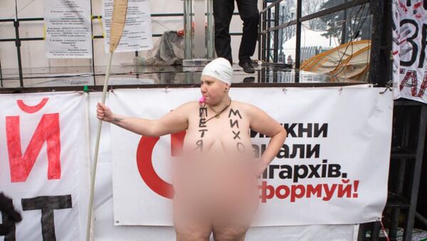Активистка Femen во время акции у здания Верховной рады в Киеве. 7 декабря 2017