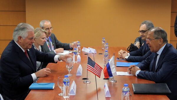 Министр иностранных дел РФ Сергей Лавров (справа) и государственный секретарь США Рекс Тиллерсон (слева)