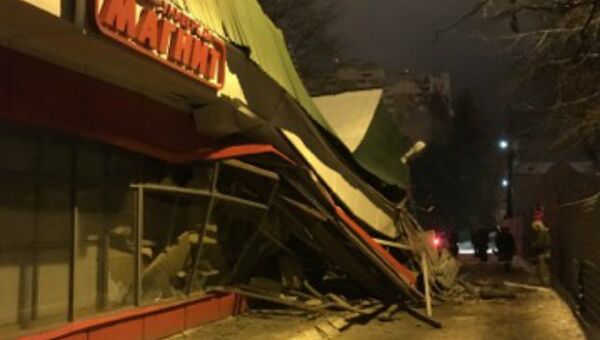 Обрушение стены магазина в аэропорту Домодедово в Москве
