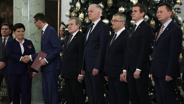 Беата Шидло пожимает руку новоназначенному премьер-министру Польши Матеушу Моравецкому в Варшаве, Польша. 8 декабря 2017
