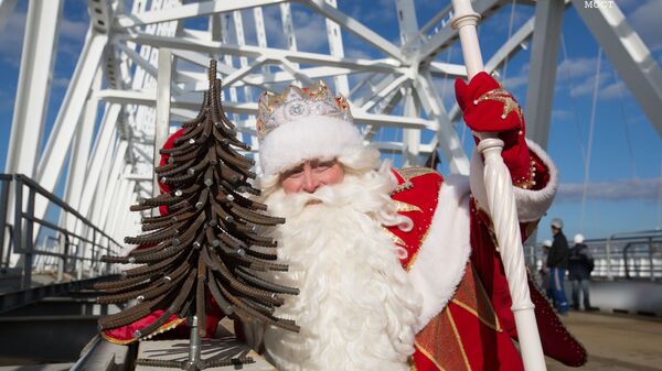 Дед Мороз из Великого Устюга посетил строительство моста через Керченский пролив