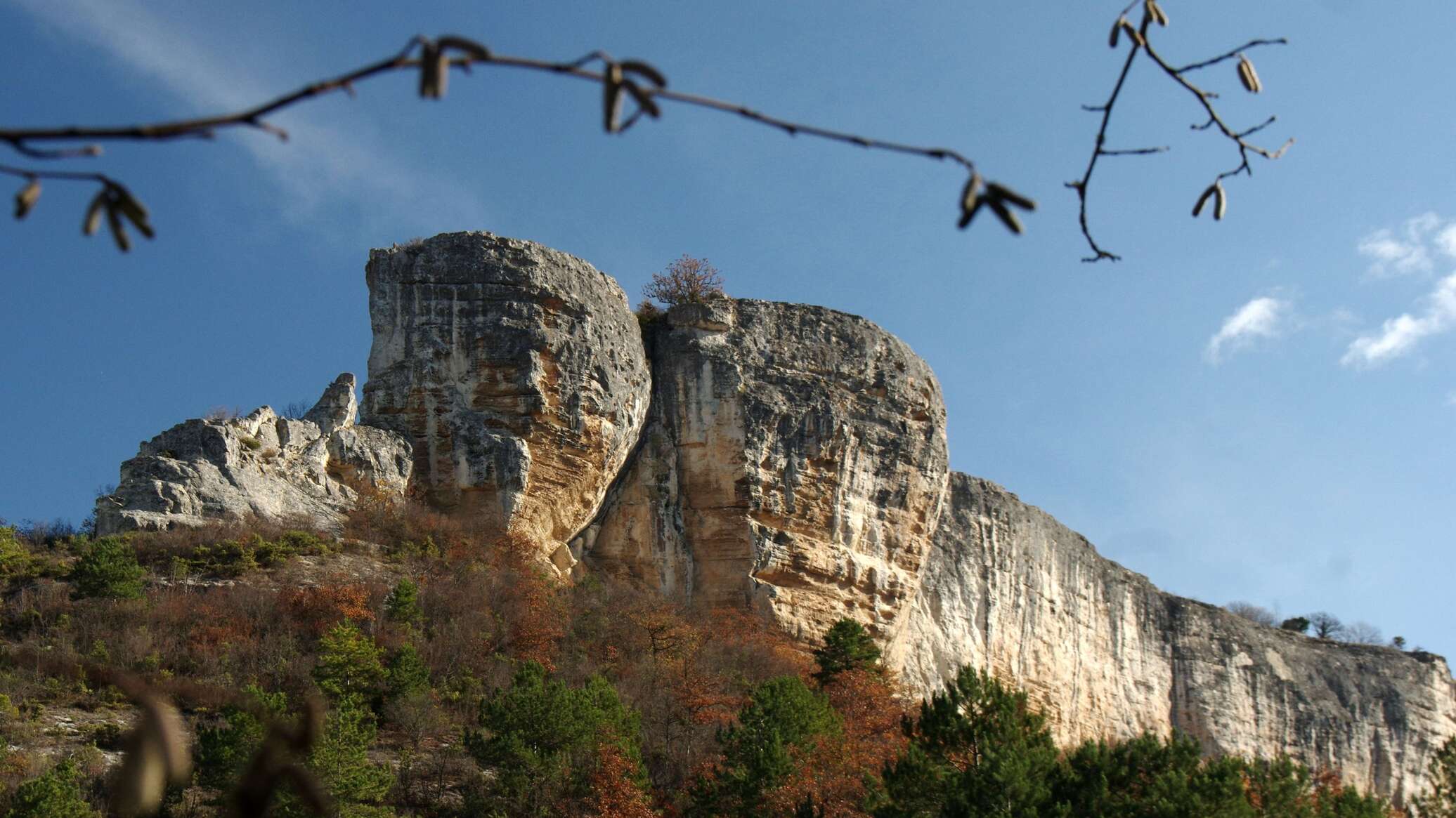 Скалистая вершина Курочка в Крыму