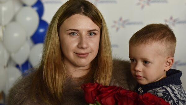 5-миллионный пассажир аэропорта Симферополь 2017 года, жительница Евпатории Евгения Драб с сыном