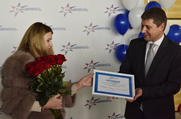 Встреча 5-миллионного пассажира 2017 года в аэропорту Симферополь, которым стала жительница Евпатории Евгения Драб Встреча 5-миллионного пассажира 2017 года в аэропорту Симферополь, которым стала жительница Евпатории Евгения Драб