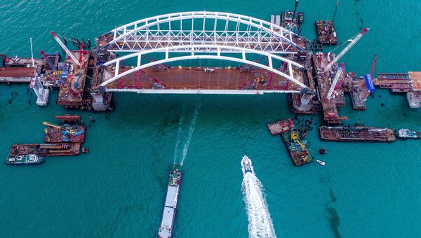 Арки автомобильного и железнодорожного пролетов строящегося Крымского моста над центральным фарватером в Керченском проливе